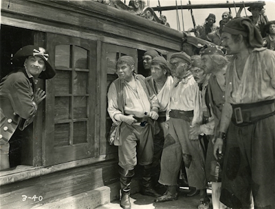 Still from the American comedy film Clothes Make the Pirate (1925).